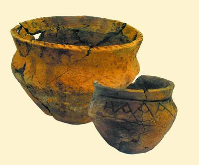 Самая древняя посуда. Древняя посуда. Первобытная посуда. Посуда древних людей. Первобытная глиняная посуда.