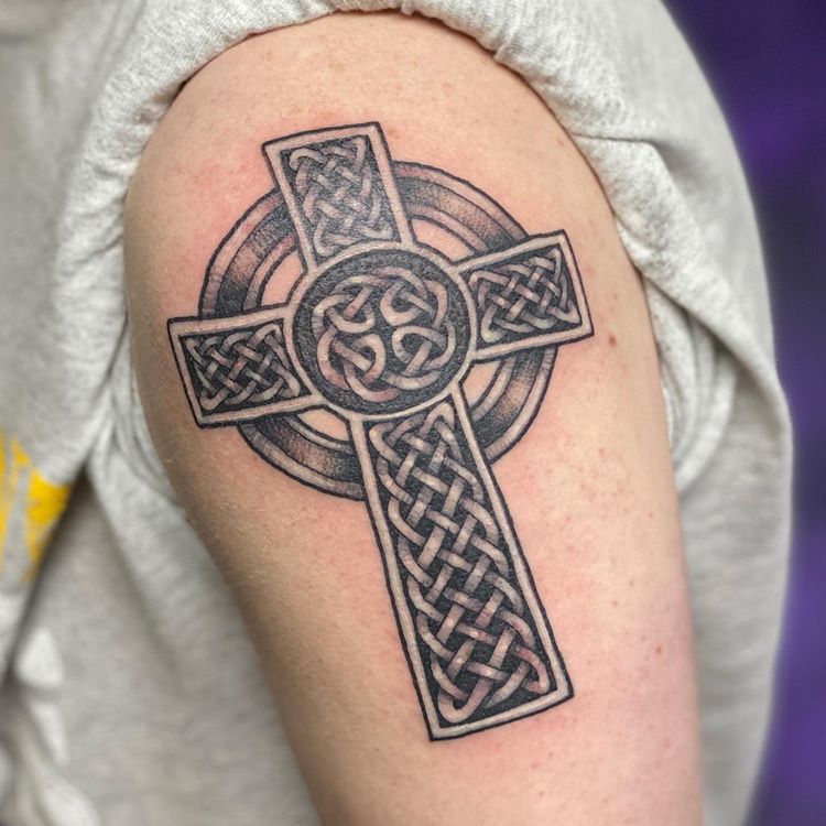 Кельтский крест наколка. Кельтский крест ультраправых. Кельтский крест тату на плече. Кельтский крест амулет. Татуировка кельтский крест.