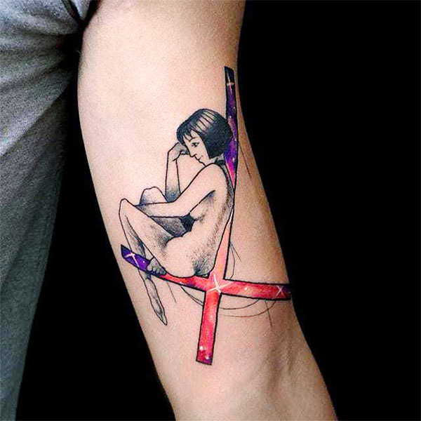 Перевернутый крест на шее. Перевернутый кость тату. Тату крестов. Татуировка перевернутый крест. Тату перевернутый.